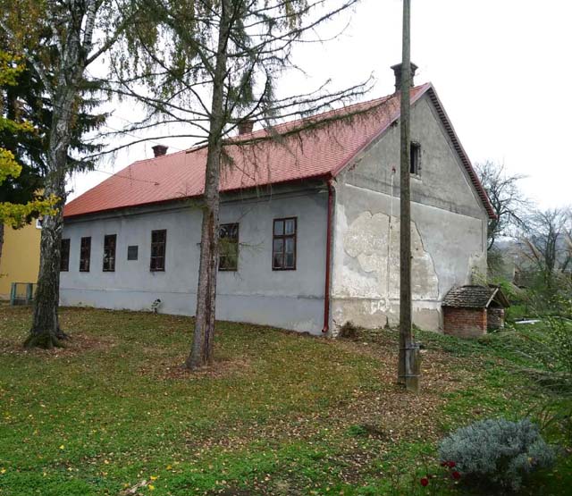 Obnovljeni krov na rodnoj kući u Brodskom Drenovcu                                                                                                                                                                                                        